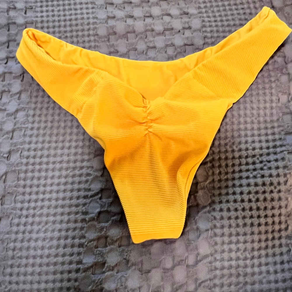 Beach babes cheeky bikini bottoms